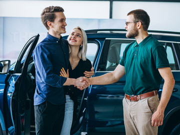 Familie schließt ein gutes Angebot bei Autoankauf Lünen ab