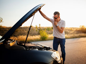 Junger Mann befürchtet Panne auf der Landtsraße